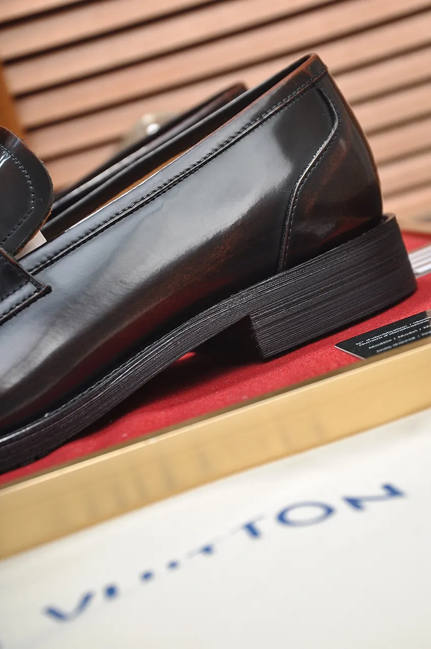 Men's men's shoes 💰500💶 [LV] (original single cowhide lining) 🍀LV's latest genuine leather business suit shoes are launched simultaneously on the official website. The first-layer cowhide imported from Italy is made of heavy gold, 💥official website 1:1 rubber outsole. Versatile to wear, high-end without losing class, and the color combination is extraordinary. This four-season style is alluring when worn on your feet, showing off your big-name flair. Standard code 38-45 (45 customized)